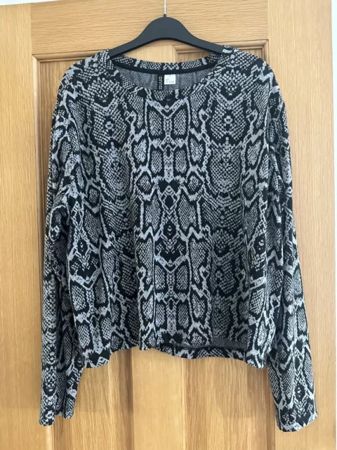 DIVIDED BY H M Ladies Long Sleeved Jumper. Size Large. Grey