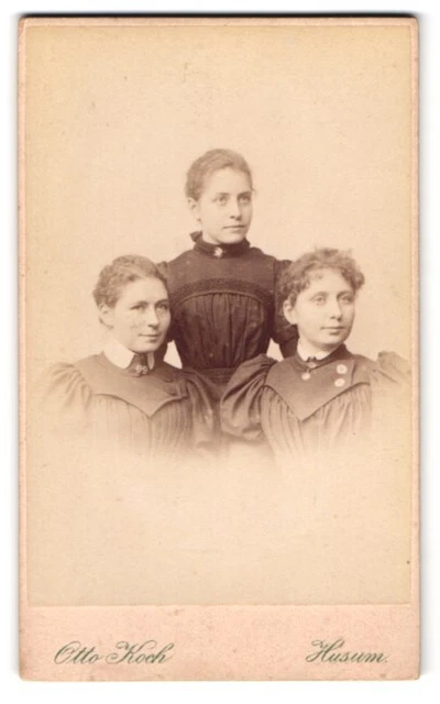 Fotografie Otto Koch, Husum, Markt 7, brünette Mädchen im Sonntagskleid