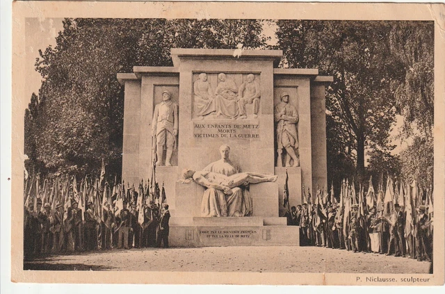 METZ - Moselle - CPA 57 - Militaire  Monument aux Morts Drapeaux
