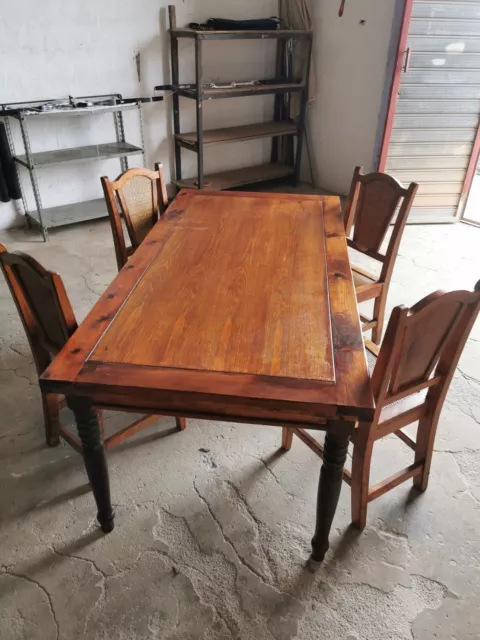 Tavolo in legno e sedie