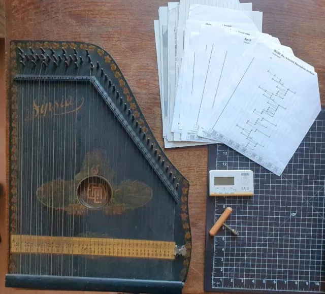 Akkordzither Zither mit Stimmgerät, Noten und Stimmschlüssel