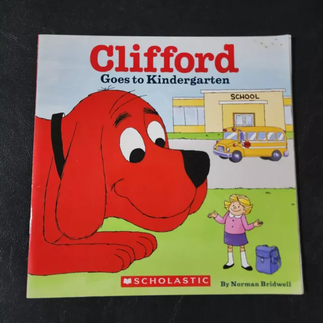 Clifford Goes to Kindergarten by Norman Bridwell - Paperback Book