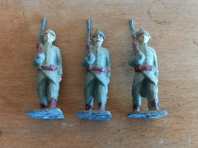 Lot De 21 Soldats De Plomb Plats – Très Anciens, à Restaurer