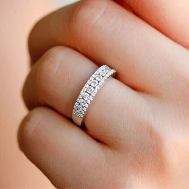 Anillo de eternidad de boda de moissanita redondo chapado en oro blanco de...