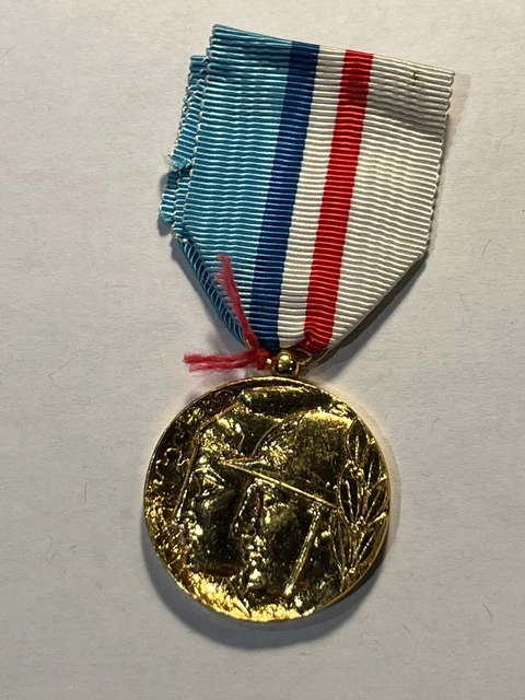 MÉDAILLE EN BRONZE DORE, SAPEURS-POMPIERS, DÉVOUEMENT COURAGE, 21 MAI 1893, VILLE DE GIVET