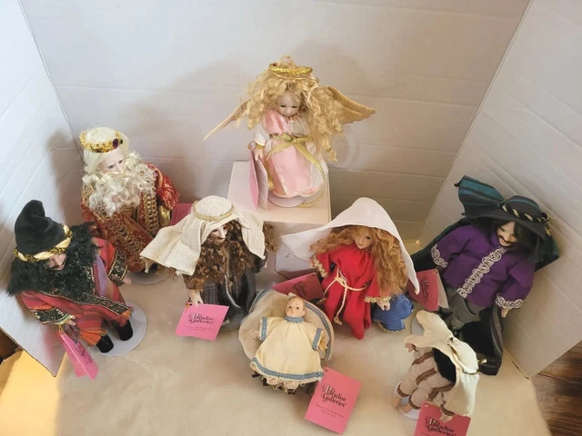 Paradise Galleries Treasury Collection Christmas Nativity Set 8 Dolls & Manger 5