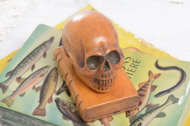 Antigua calavera sobre libro de madera tallada vintage wooden skull figure