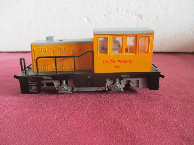 HO Scale Union Pacific 720 Yard Switcher Train Engine Railroad Runs Lighted