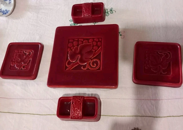 Ensemble Trivette Céramique Rouge – Dessous De Plat, Salière Et Dessous De Bouteille – Vintage 1920-1949