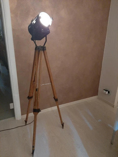 Lampada Da Terra A Treppiede In Stile Nautico Vintage | Riflettore In Acciaio E Legno, Altezza 150 Cm, Per Studio O Soggiorno