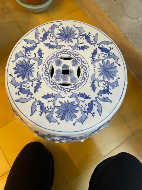 Tabouret chinois en porcelaine décor bleu sur fond blanc 2