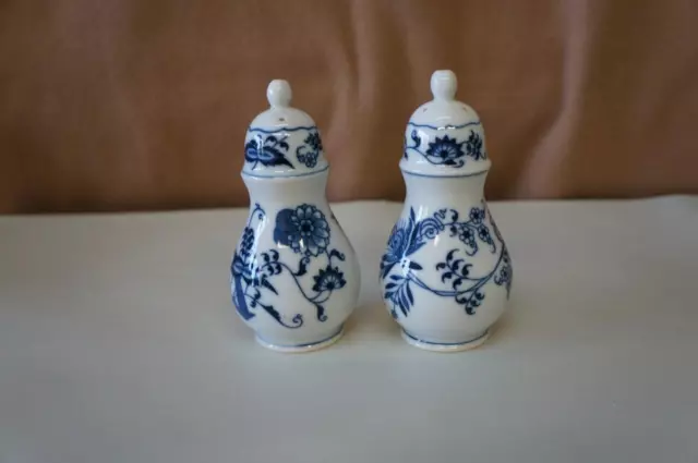 Blue Danube Japan Blue Onion Ribbon Mark Salt 5 Hole, Pepper 3 Hole Shakers