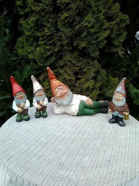 4 wunderschöne sehr alte ausdrucksvolle und seltene Gartenzwerge Gartenfiguren