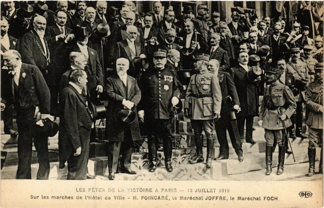 CPA MILITAIRE Sur les marches de l'Hotel de Ville (317491)