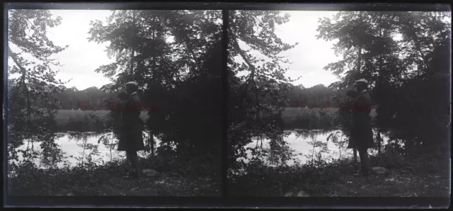 FRANCE Man in a Wood c1910 NEGATIVE PHOTO Stereo Glass Plate VR22L27n2