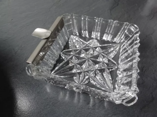 Feiner Aschenbecher Kristallglas geschliffen, mit Metallmontur für Zig.-Ablage