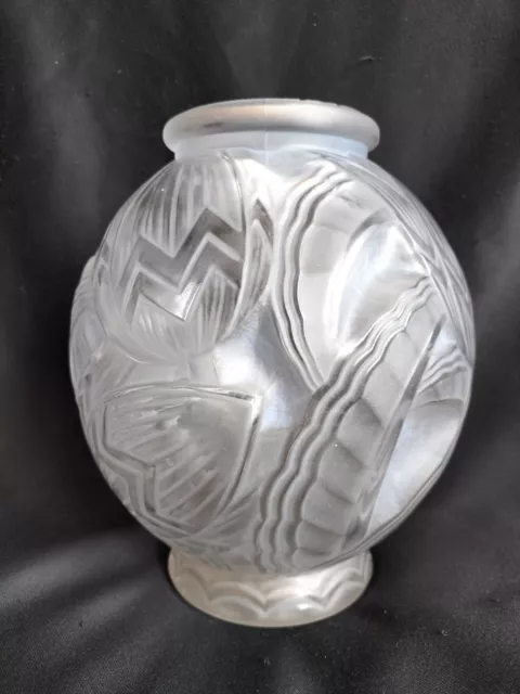 Pierre d'Avesn? / Vase en verre pressé satiné modèle Nénuphars / Art Déco