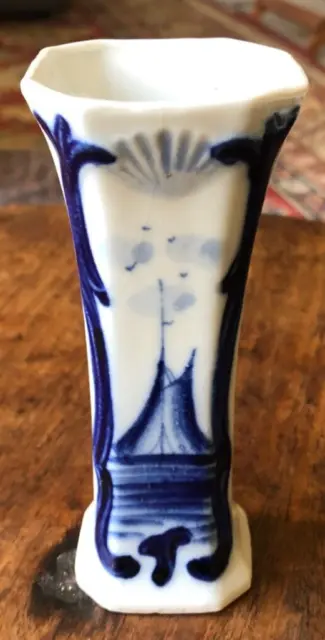 Vase en porcelaine blanche et bleue type Delft H : 12 cm.