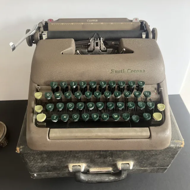 Vintage Smith-Corona Clipper Portable Manual Typewriter With Case Green Keys