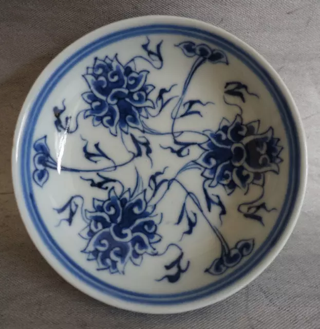 Coupelle en porcelaine de Chine Guangxu (1875-1908) à décor de fleurs de Lotus