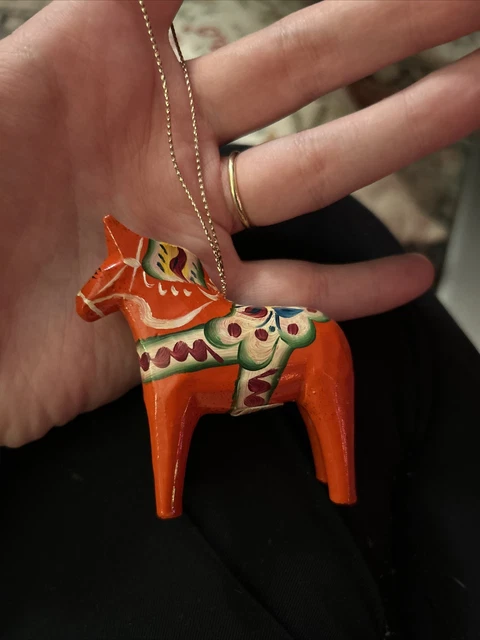 Adorno pequeño rojo vintage Dala caballo Suecia con pegatina