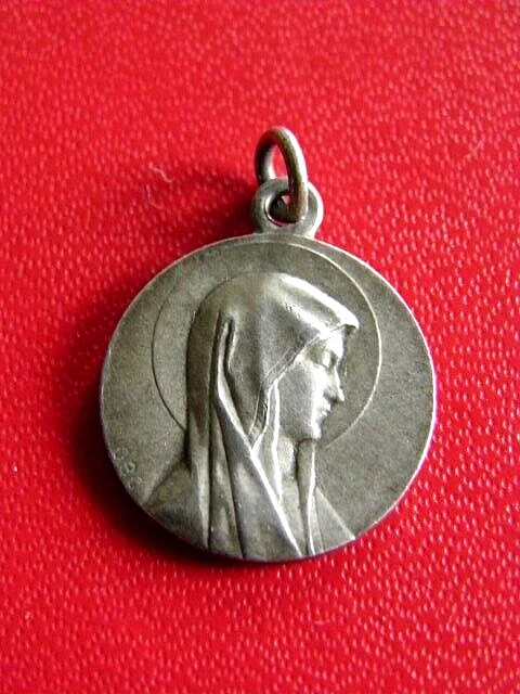 Medaille Religieuse Ancienne. Notre Dame De Lourdes. Metal Argente.