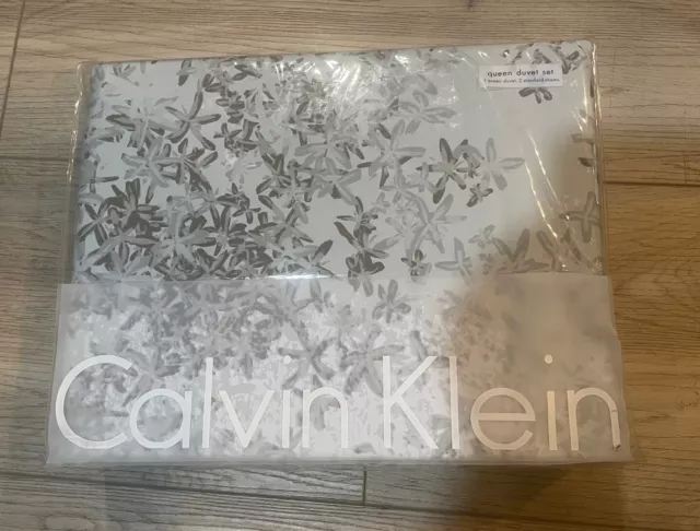 Calvin Klein Presidio Wake  F/Queen Duvet Cover + 2Standard Shams. Brand New!