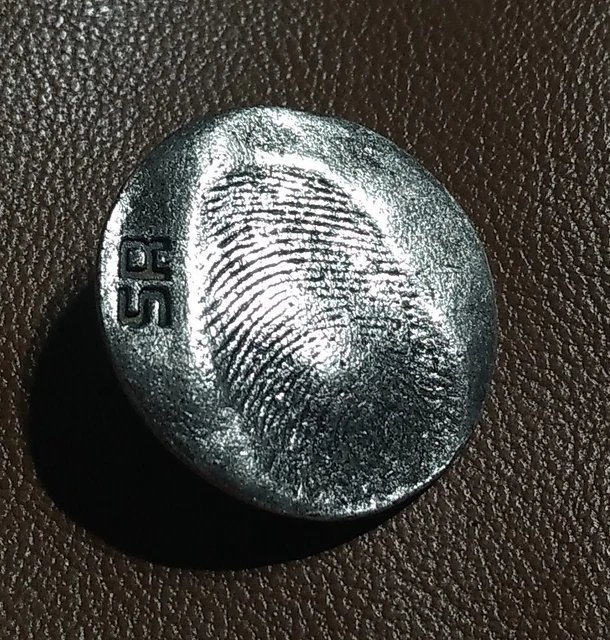 Bouton en métal signé SR, empreinte digitale 24 mm.