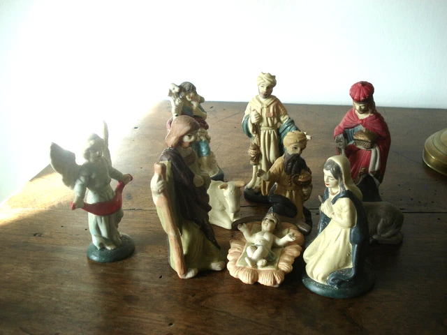 Petite Crèche De Noël Ancienne - 8 Santons En Biscuit Vernissé Et Plâtre Peint