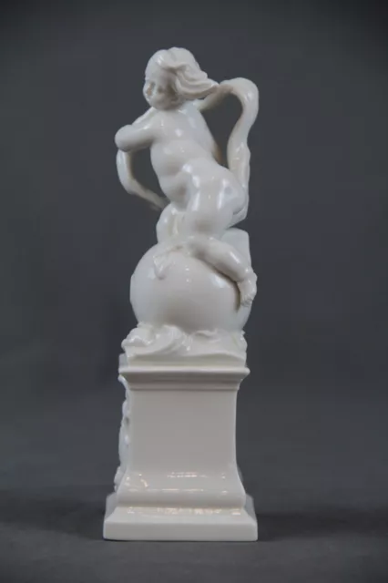 Nymphenburg Porzellan Figur Putto als Fortuna Bustelli auf Postamnet weiß Barock 3