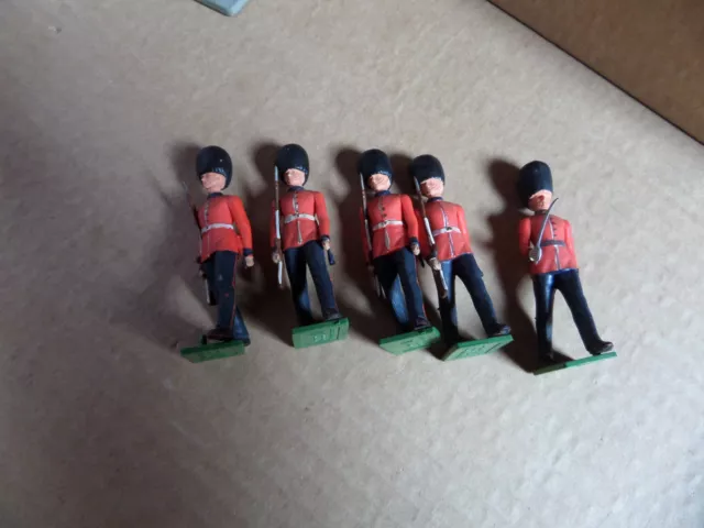 Lot de 5  figurines -SOLDATS ANGLAIS ?  STARLUX ? BRITAIN ? BRAS ARTICULES