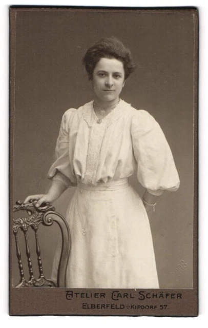 Fotografie Carl Schäfer, Elberfeld, Kipdorf 57, Junge Frau im weißen Kleid