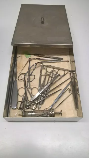 Medizingerät, gr. Edelstahlschale mit ca. 30 Instrumenten