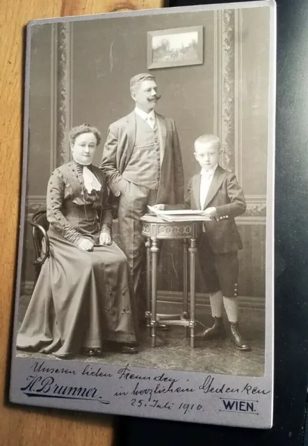 Familie - Mann mit Bart & Frau & Junge mit Buch / 1910 KAB Hans Brunner Wien