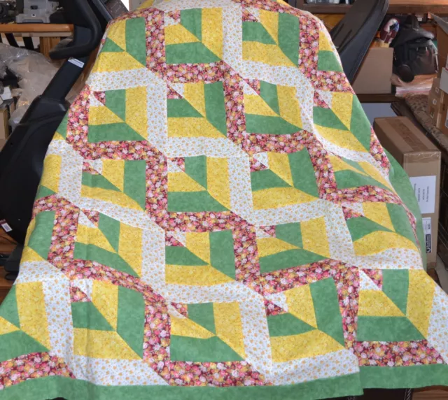 TOP EDREDÓN-Triángulos extravagantes en 2 amarillos, verde, floral, 50""x58""-1205G, HECHO en EE. UU.
