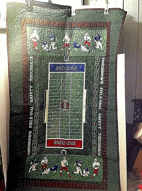 "Manta de edredón de fútbol americano para cuna hecha a mano South Bay Quilters Guild 50"" x 30"