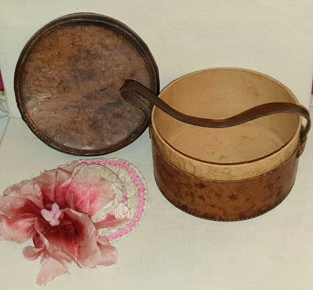 Poupée ancienne bleuette : Boite a chapeau ancienne contenant un petit chapeau