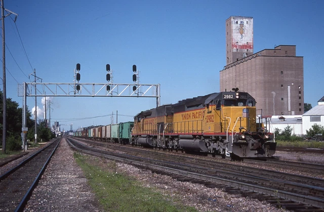 B: Orig Slide UP Union Pacific SD40-2 #2982+1 w/Ballast Train - Clinton IA 2000