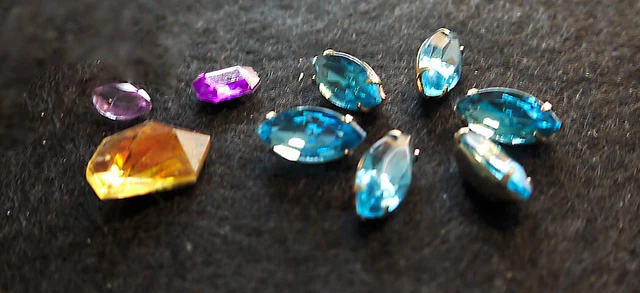 alte Schmucksteine Marquise Glas cabochon geschliffen azur blau lila gelb