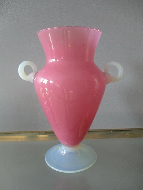 Vase Coupe  En Opaline Rose - Pied Et Petites Anses Blanches