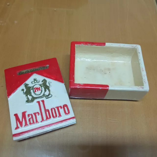 Cenicero vintage de resina, con forma de paquete de Tabaco Marlboro.