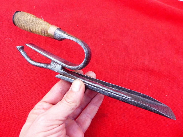 Outil ancien marteau brochoir maréchal ferrant fer forgé Outil ancien marteau brochoir maréchal ferrant fer forgé