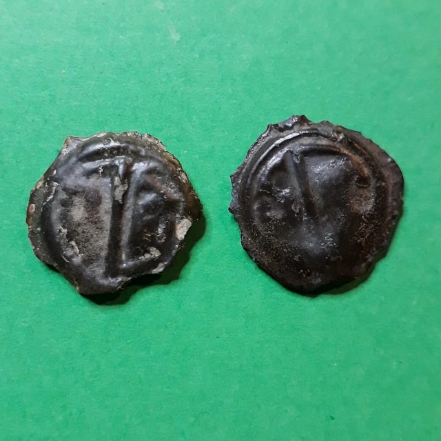 2 lingons a la tete janiforme, celui de droite est une variante tete a gauche