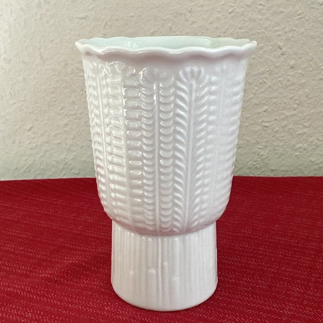ROYAL - KPM Bavaria Porzellan Vase mit Relief weiß ca. 13 * 8,5 cm