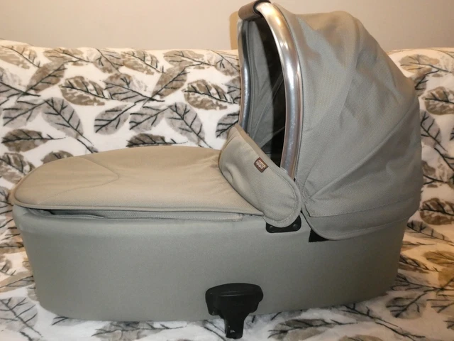 Mamas & Papas Ocarro CARRYCOT  Bassinet Pram Sage Green Flip XT2 3