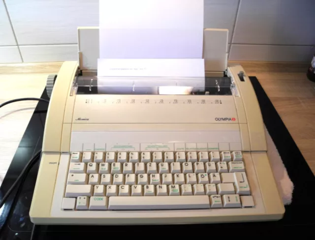 Alte elektrische Schreibmaschine Olympia Monica, funktionstüchtig