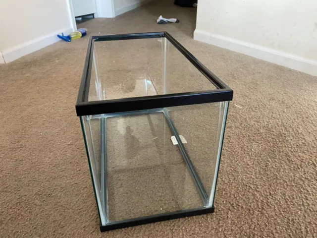 5 gallon glass fish tank NO LID barely used.