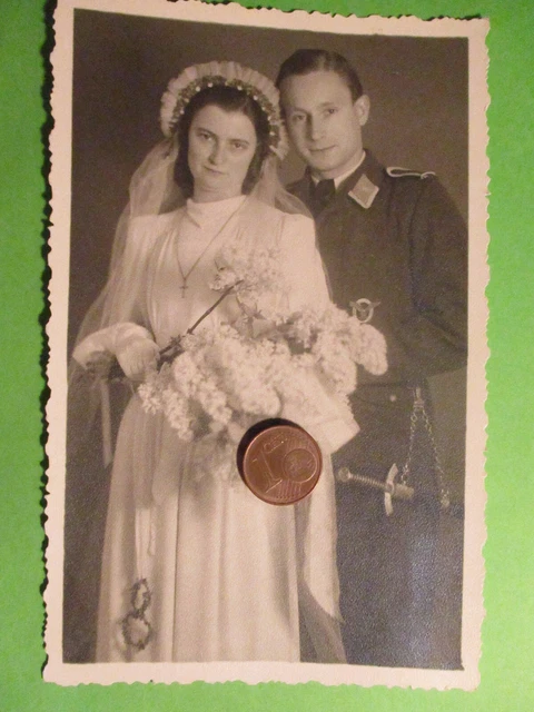 Org. Foto Portrait Luftwaffen Offizier mit Orden , Dolch & Braut