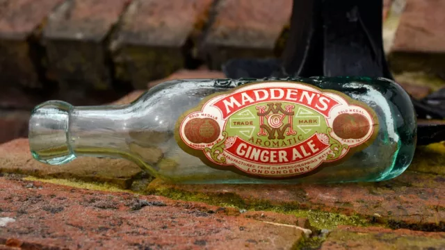 Botella publicitaria de cerveza de jengibre vintage Irish Madden Londonderry bar pub Irlanda