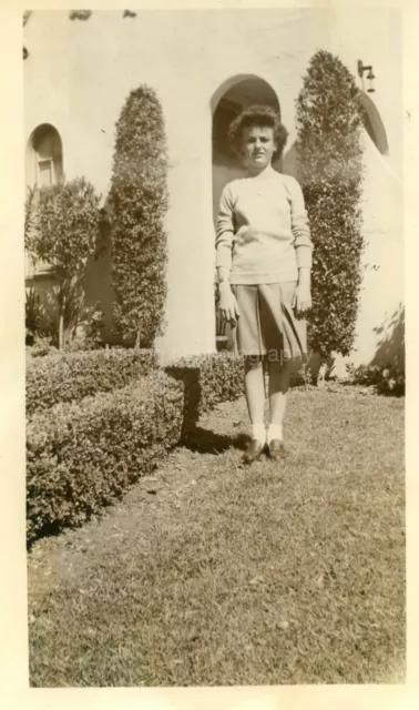 YOUNG WOMAN Vintage FOUND PHOTOGRAPH bw FREE SHIPPING Original Snapshot 98 6 A
